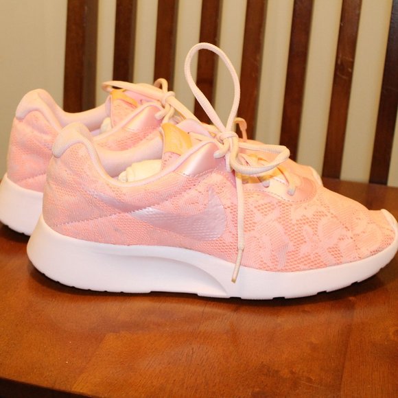 light pink nikes womens